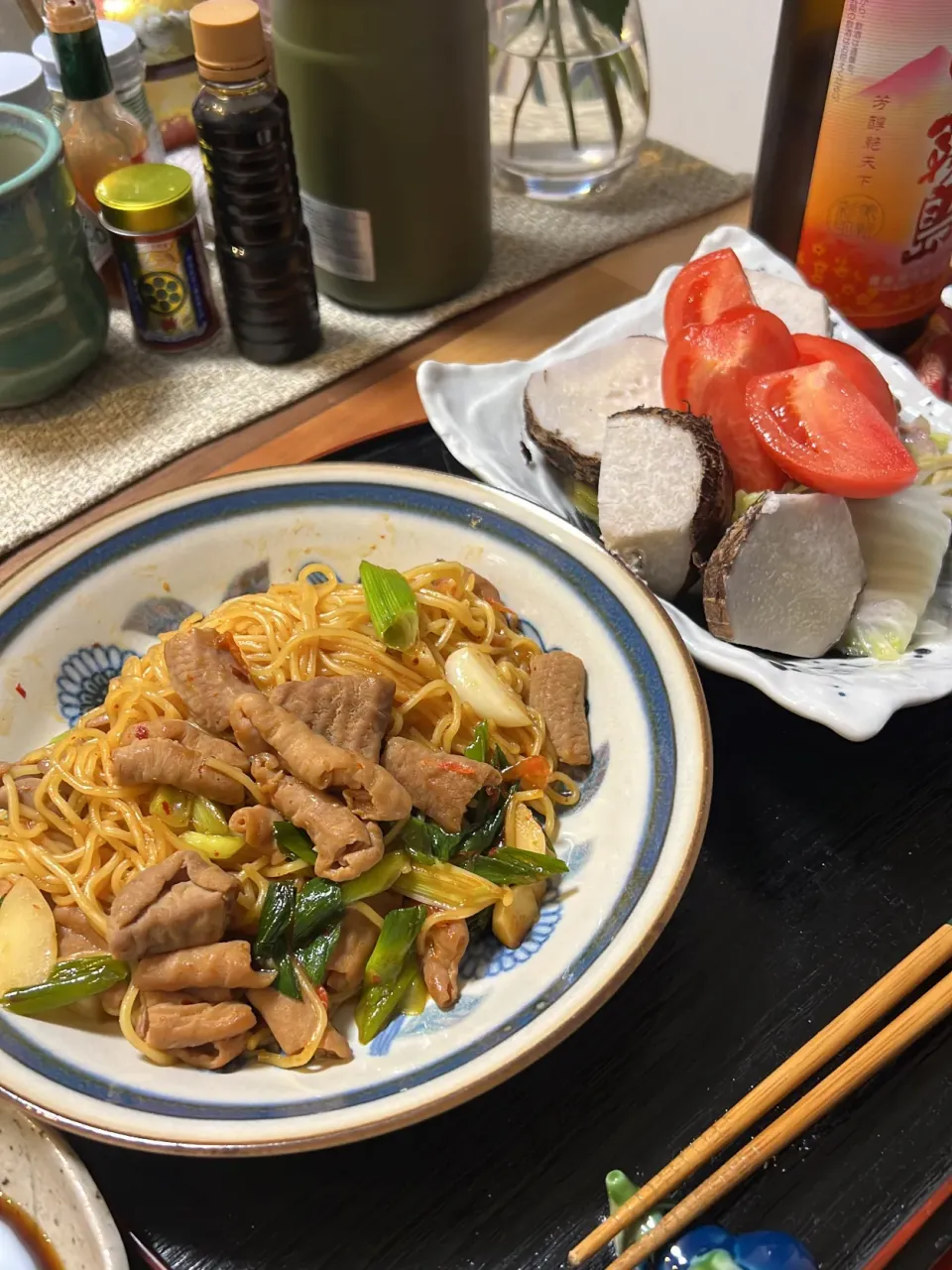 ホルモン塩焼きそば　蒸し野菜（里芋　白菜　豚肉）カットトマト|くろさん