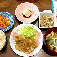 豚の生姜焼き　大根とわかめの味噌汁　ごぼうサラダ　湯豆腐　人参しりしり|おさむん17さん