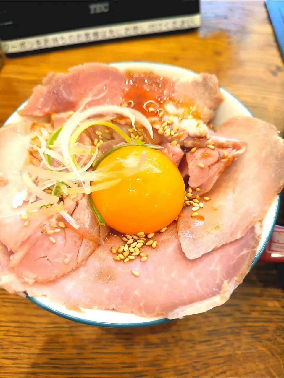 とろーり卵黄の大判レアチャーシュー丼|いちご大福さん