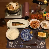 ご飯、おでん(追加ネタは、ちくわぶ、はんぺん、しらたき、じゃこ天串、つゆ)、鯖塩焼き、甘海老唐揚げ、焼売、キムチ、冷奴、烏龍茶(夕飯)|enarinさん