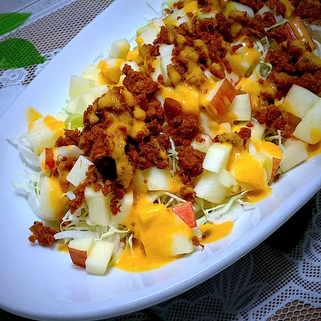 Snapdishの料理・レシピ写真:リンゴの角切り鯖タコスサラダ｜りんごを使って一品料理