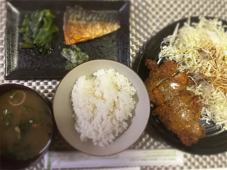 今日の晩御飯 トンカツとサバの塩焼き|カノウマコトさん