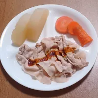 大根煮、にんじん、豚ロース肉のだし煮焼き肉のたれかけ|ナナさん