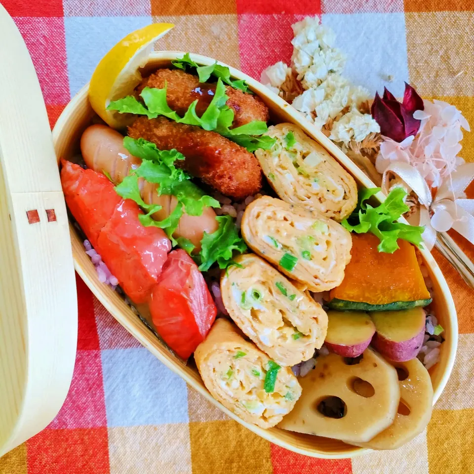 今日のわっぱご飯

秋鮭弁当
　焼き鮭
　だし巻き玉子
　コロッケ

美味しくできました✨|ふかふかごはんさん