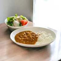 レトルト大豆ミートカレーとサラダ|りょうりょうさん