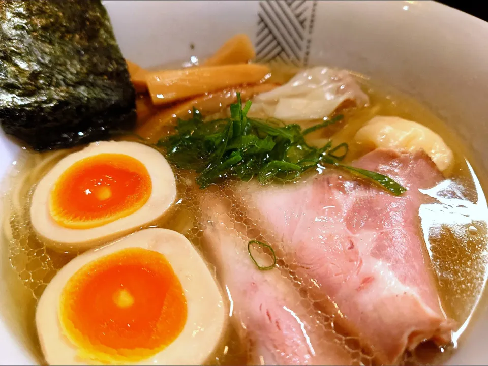 【TRYラーメン大賞2021-2022 新店・しょうゆ部門 5位】 
支那蕎麦 澤田 
白醤油支那蕎麦 (950円) 
＋肉·海老ワンタン各1 (130円)
＋白ご飯 (100円)
＠新宿御苑前3分 
(JR新宿駅から徒歩11分) 
24290 (314,525)|大脇さん