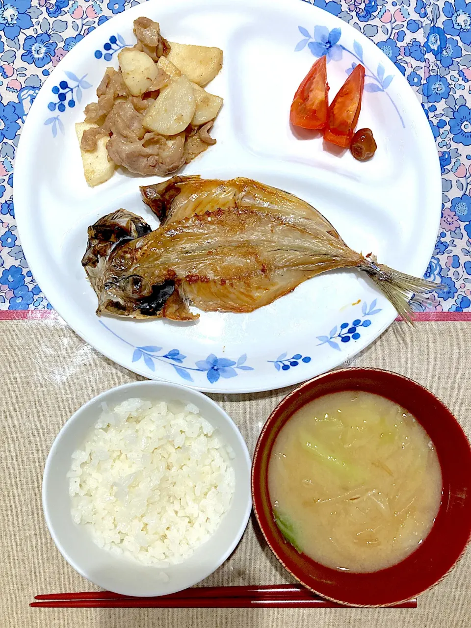 鯵の干物と長芋と豚肉の炒め物と野菜味噌汁|おしゃべり献立さん