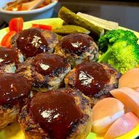 豚ひき肉のハンバーグカレー風味と自家製ピクルス🥒|DKさん