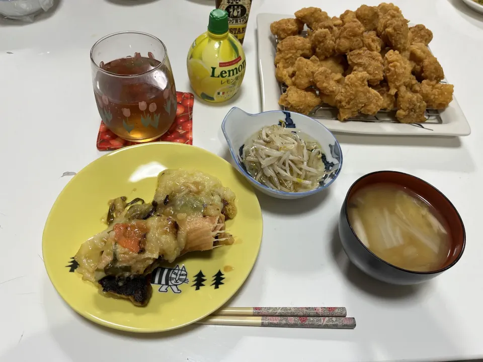 晩御飯☆鮭と野菜のみそマヨ漬けチーズ焼き☆もやしの酢の物☆唐揚げ☆みそ汁（白菜・しめじ）|Saharaさん