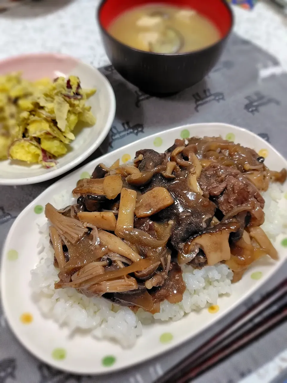 牛肉ときのこの赤ワイン焼き丼♪|藤さんちのごはんさん