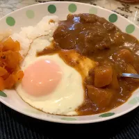 今宵は『目玉焼きトッピングカレー🍛』😋|アライさんさん