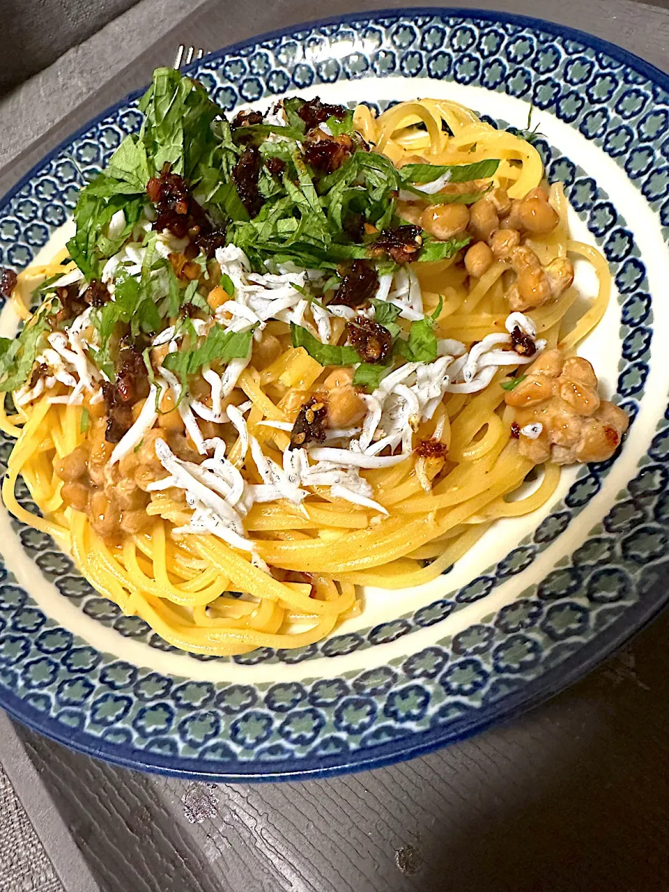 しらすと納豆と大葉のペペロンチーノ🍝
（食べラー添え）|deronさん