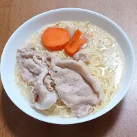 にんじんと豚ロース肉をのせた豚骨ラーメン|ナナさん