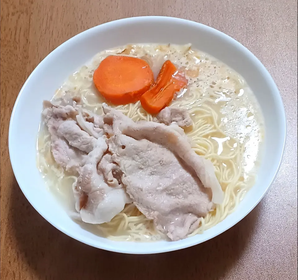 にんじんと豚ロース肉をのせた豚骨ラーメン|ナナさん