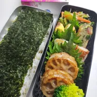 ☆高校生弁当☆もち麦入り海苔オカカ二段ごはん、小松菜シラスナムル、カニカマ三つ葉卵焼き、竹輪礒揚げ、蓮根肉挟み焼、ブロッコリー、萩の月|ｼｮｺﾗさん