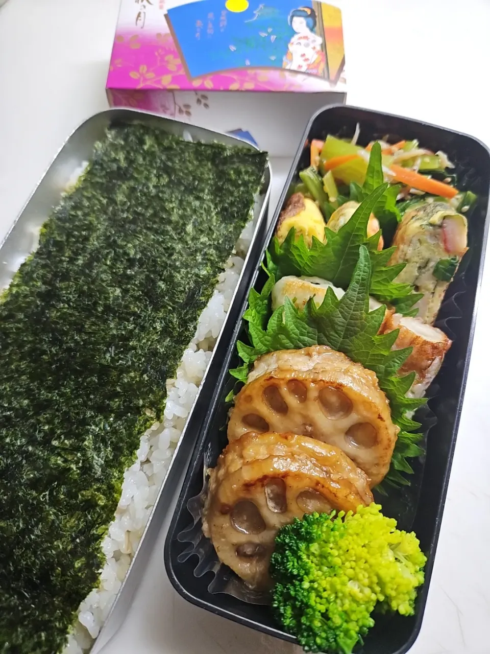 ☆高校生弁当☆もち麦入り海苔オカカ二段ごはん、小松菜シラスナムル、カニカマ三つ葉卵焼き、竹輪礒揚げ、蓮根肉挟み焼、ブロッコリー、萩の月|ｼｮｺﾗさん