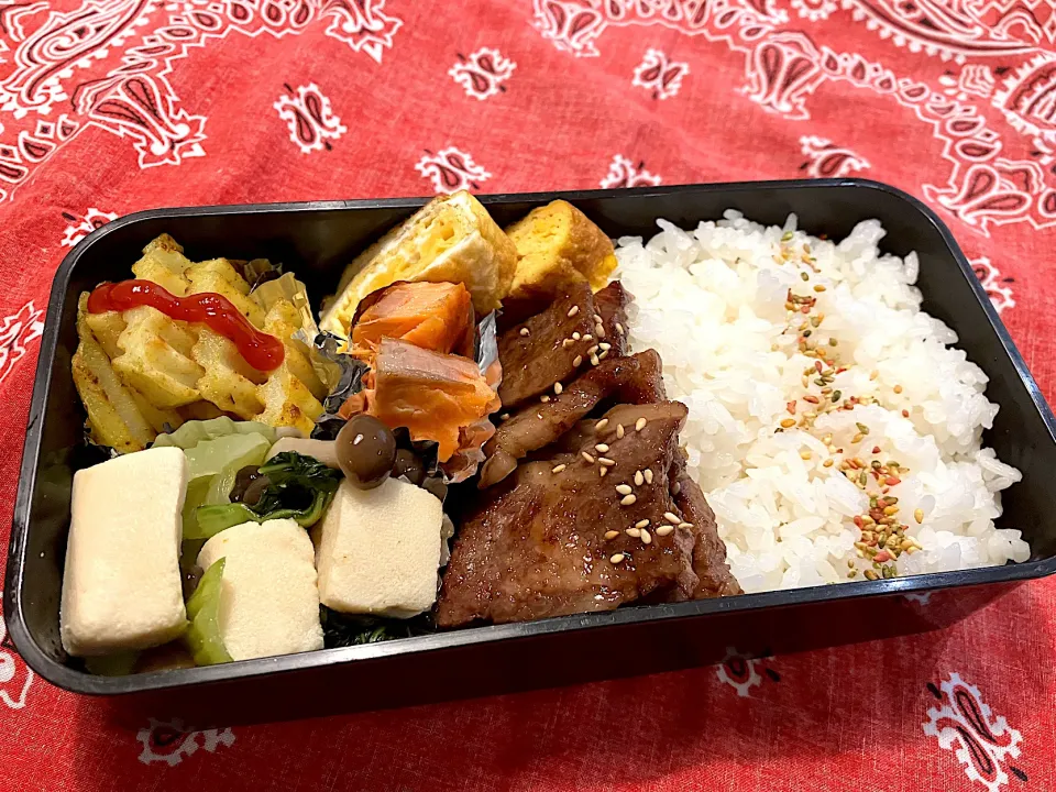 2024.11.26 息子弁当　◎焼肉　◎焼き鮭　◎高野豆腐と青梗菜の煮物　◎グリルじゃがいもカレー味|goroさん