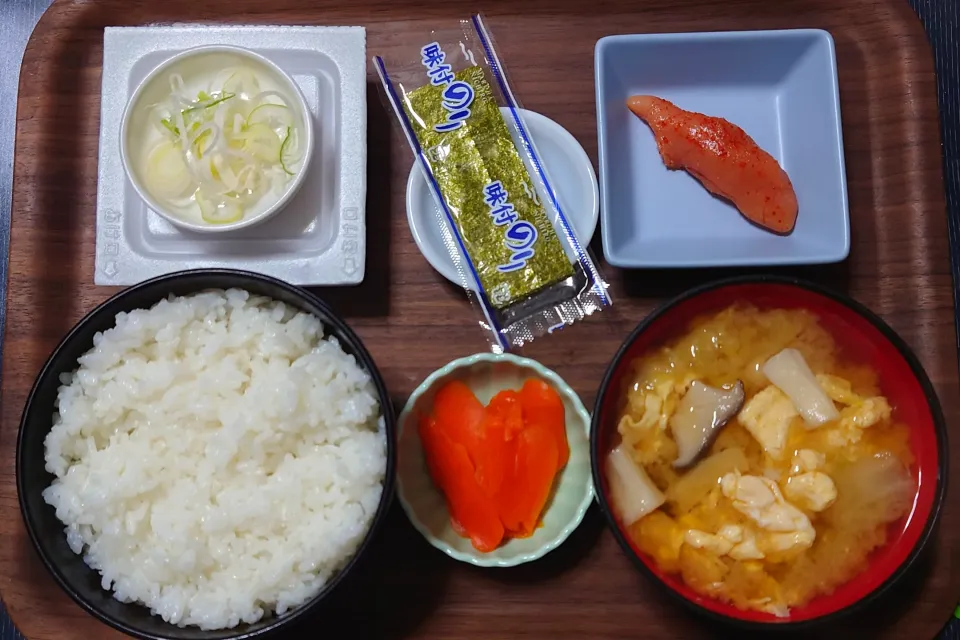 今日の朝ごはんは家で、新米・魚沼産コシヒカリに辛子明太子、味付のり、納豆、白菜とエリンギと卵のみそ汁、生姜みそ。|Mars＠釜飯作り研究中さん