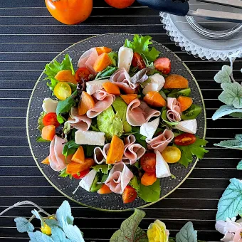 Snapdishの人気料理写真:柿とカマンベール生ハムサラダ🥗