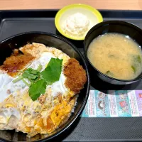 かつ丼にサービスのポテトサラダ|マハロ菊池さん