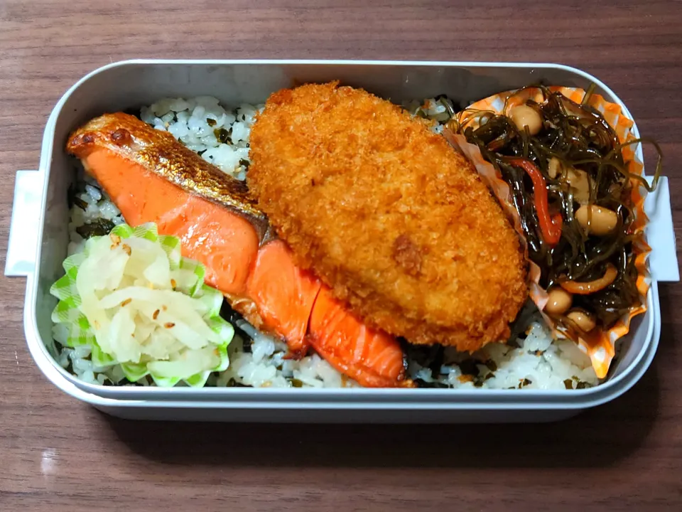 今日の弁当は、焼鮭・コロッケ弁当。

献立は、
・わかめごはん
・焼鮭（銀鮭）
・コロッケ
・昆布煮
・甘口沢庵|Mars＠釜飯作り研究中さん