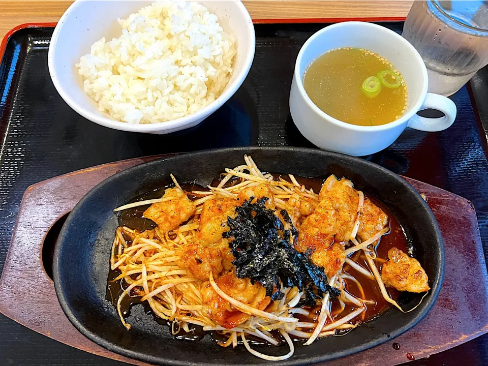 今日は職場の同僚と、韓の厨房 ミョンドンヤ 古川店さんに。
牛上ホルモン皿に、ライス🍚とスープに。|yokoさん