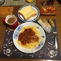 スパゲッティミートソース、トースト、蒸しパン、キムチ、ホットコーヒー、バナナ(昼飯)|enarinさん