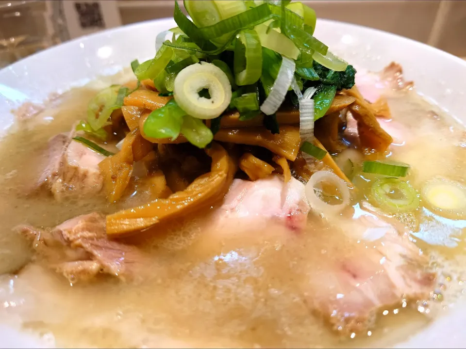 【ラーメンWalker 東京 2025
ラーメンWalkerグランプリ 東京2024 銀賞】
【TRYラーメン大賞2024-2025 名店部門 MIX第3位】 
【食べログ ラーメン TOKYO 百名店 2023 選出店】 
桜上水 船越 
塩中華そば 麺半分 (1,000円) 
＋チャーシューハーフ (240円) 
＋メンマ (麺半分で無料サービス)
＠桜上水4分
24291 (315,765)
|大脇さん