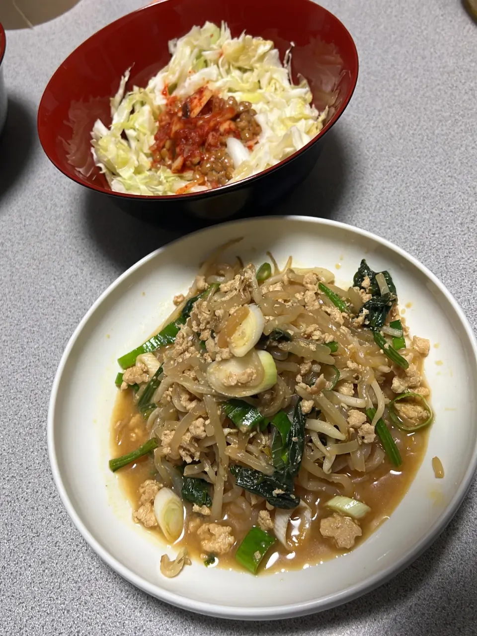 東南アジア風シラタキ焼きそばと納豆とキムチのサラダ|メシ岡さん