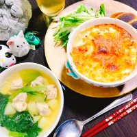 エビマカロニグラタン、鶏肉とじゃがいもと小松菜のコンソメスープ、ミックス野菜サラダ、塩パン|サトリさん