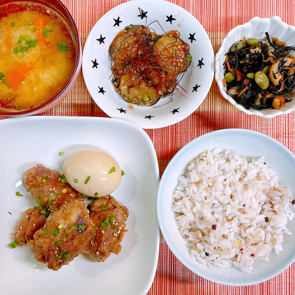 肉巻き豆腐♡ひじきの煮物♡なすの甘酢炒め♡お味噌汁♡|まゆかさん