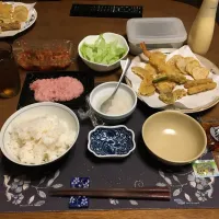 ご飯、天ぷら盛り合わせ(海老、かぼちゃ、イカ、インゲン、さつまいも、しめじ)、鮪たたき、レタスサラダ、キムチ、麦茶(夕飯)|enarinさん