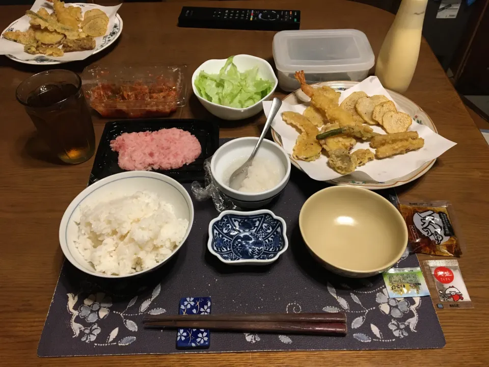 ご飯、天ぷら盛り合わせ(海老、かぼちゃ、イカ、インゲン、さつまいも、しめじ)、鮪たたき、レタスサラダ、キムチ、麦茶(夕飯)|enarinさん