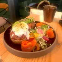 Avocado toast with smoked salmon|skyblueさん