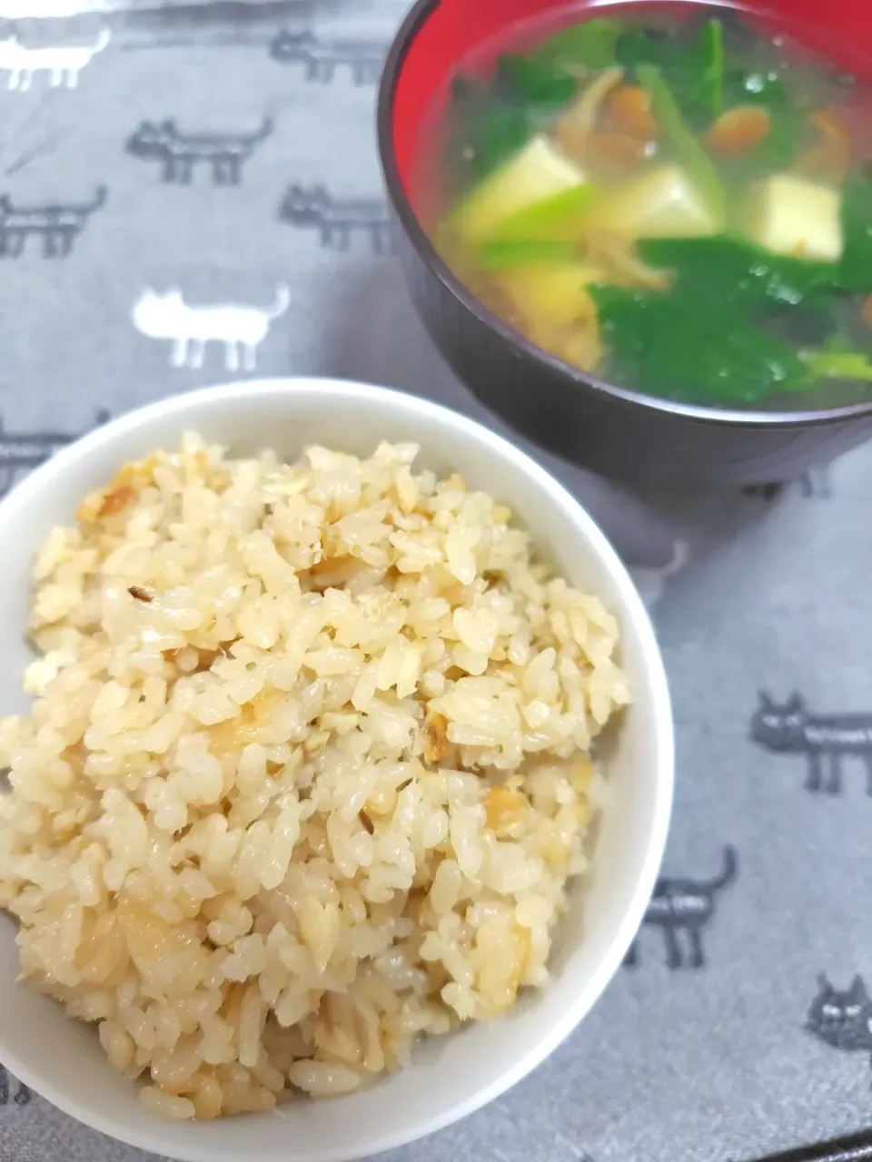 干物と梅の炊き込みご飯&なめこと豆腐のスープ|藤さんちのごはんさん