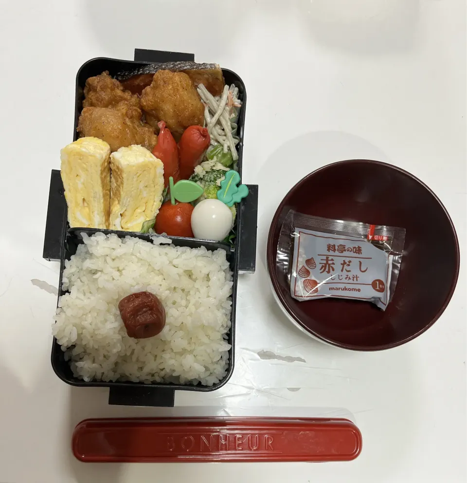 パパ弁☆鮭☆卵焼き☆ごぼうサラダ☆卵焼き☆ブロッコリーのチーズ和え☆赤ウインナー☆プチトマト☆うずらの卵☆赤だし|Saharaさん