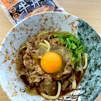 【吉野家】牛丼の具で肉うどん|ひよこさん