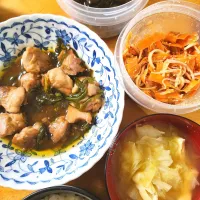 鶏肉とピーマンの香味炒め、にんじんとカニカマの胡麻マヨサラダ、キャベツと油揚げの味噌汁、きゅうりの漬物| さきさん