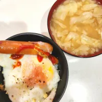 目玉焼き丼、キャベツと油揚げの味噌汁|さきさん