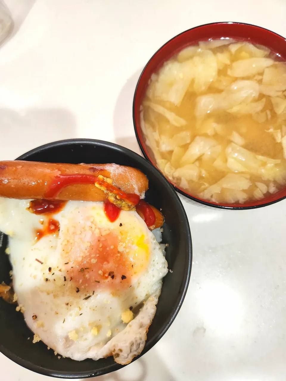 目玉焼き丼、キャベツと油揚げの味噌汁|さきさん