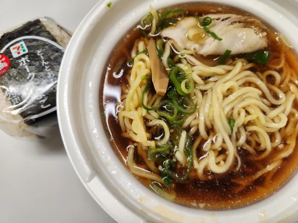 醤油ラーメン、ポークたまごおにぎり|さきさん