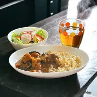 レトルト1食分の野菜がとれるカレーとサラダ