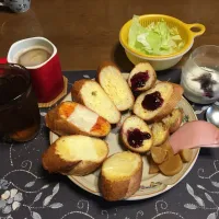 各種バゲットトースト、沢庵、ホットコーヒー、麦茶、カシスジャム入りヨーグルト(昼飯)|enarinさん