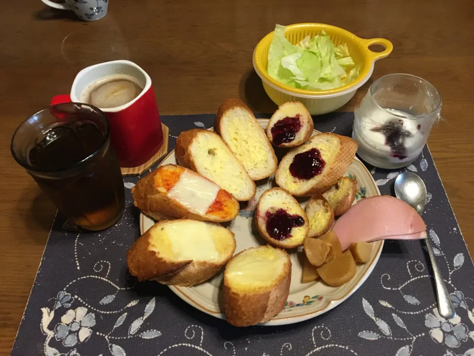 各種バゲットトースト、沢庵、ホットコーヒー、麦茶、カシスジャム入りヨーグルト(昼飯)|enarinさん