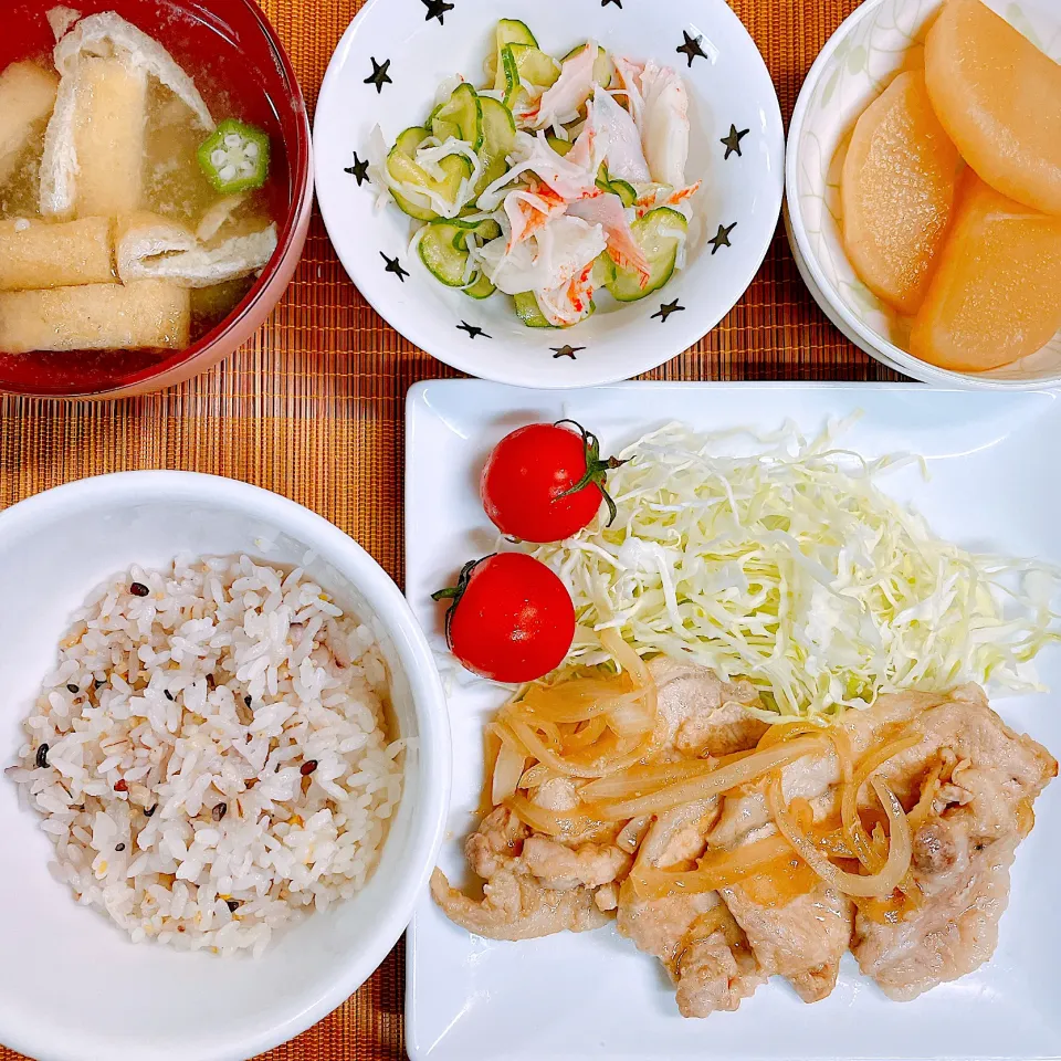 豚肉のしょうが焼き♡大根の煮物♡きゅうりとかにかまのサラダ♡お味噌汁♡|まゆかさん