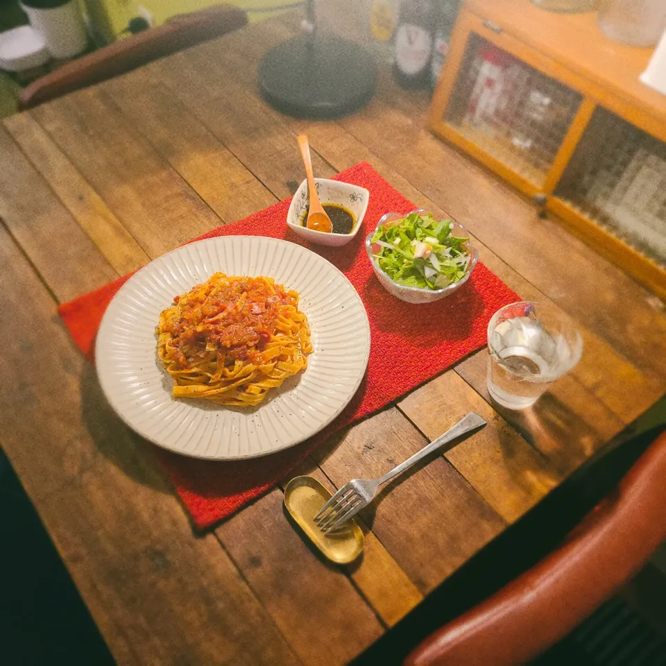 トマト味噌とベーコンのフィットチーネとお麩とベビーリーフのバルサミコサラダ|KEITAさん