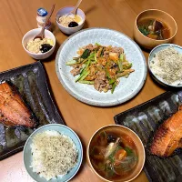 豚キムチ＊赤魚の味醂干し＊とろろ昆布ご飯＊トマトと干し椎茸の熟甘お味噌汁＊豆乳グルトきな粉ブルーベリージャム🫐アガペシロップ＊Yakultハーフ|さくたえさん