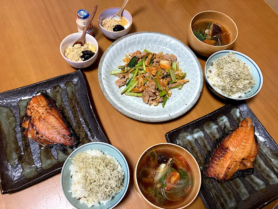 豚キムチ＊赤魚の味醂干し＊とろろ昆布ご飯＊トマトと干し椎茸の熟甘お味噌汁＊豆乳グルトきな粉ブルーベリージャム🫐アガペシロップ＊Yakultハーフ|さくたえさん