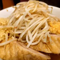 【TRY ラーメン大賞 2018年 汁なし部門1位】 
用心棒 神保町店 
ラーメン (900円、麺300g) 
−麺少なめ 250g
＋豚追加1 (150円) 
＋ニンニクマシ (無料) 
＋ショウガマシマシ (無料) 
@神保町3分 
(JR秋葉原駅から徒歩21分) 
24292 (316,815)|大脇さん