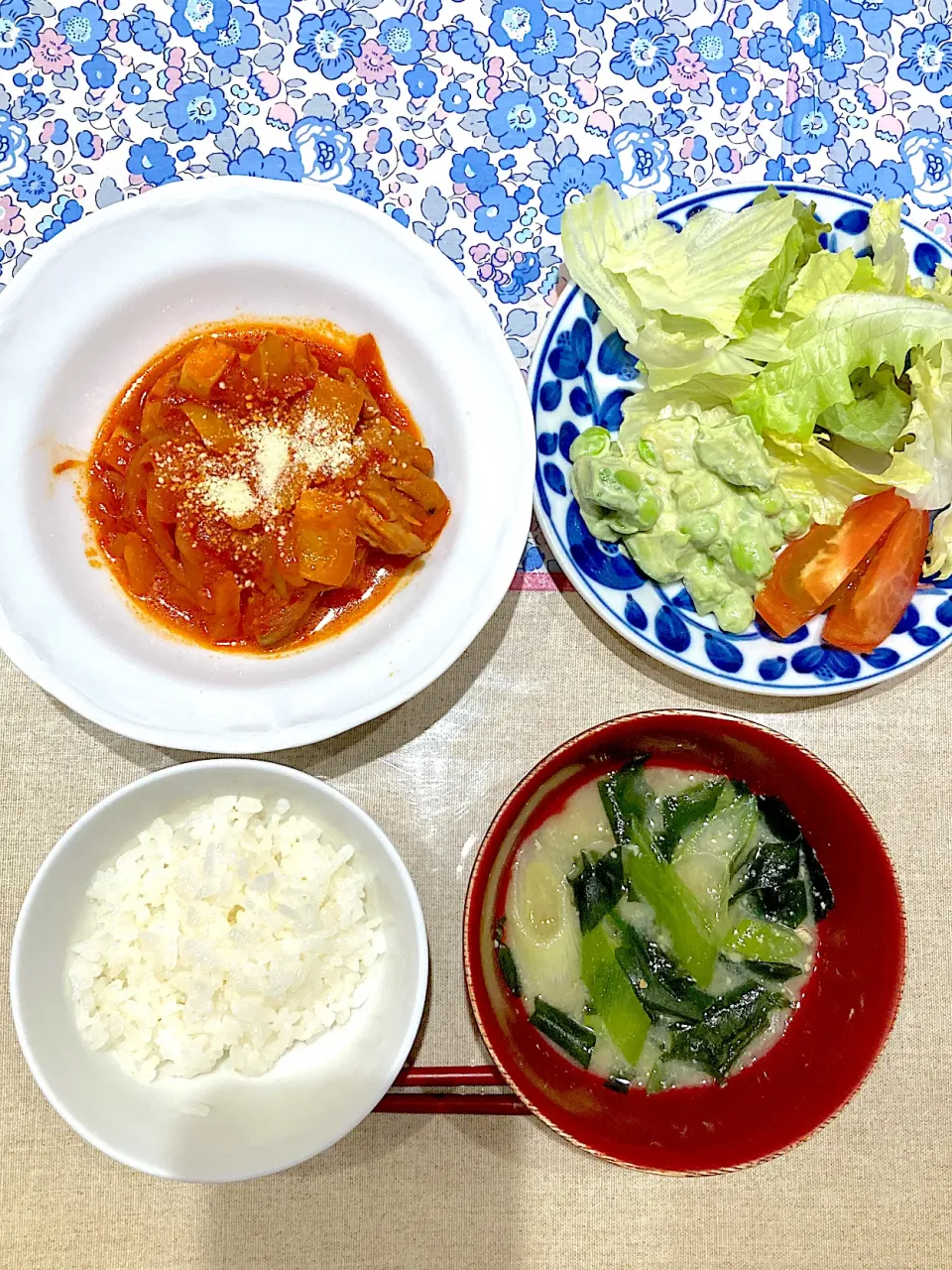 チキンのトマト煮とアボカドサラダ|おしゃべり献立さん